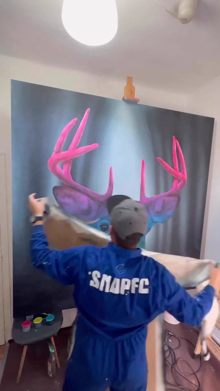 Pintando un ciervo a spray en un mural