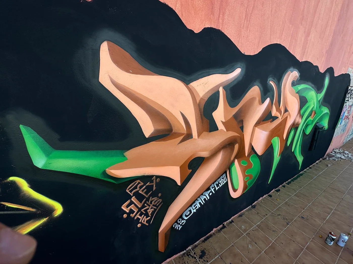 Pieza de graffiti a spray sobre muro